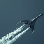 Concorde-Flugzeug während des Absturzes im Jahr 2000, Rauch und Flammen sichtbar, dramatisches Ereignis des Concorde Absturz 2000