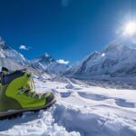 Grüne Stiefel am Mount Everest, markantes Wahrzeichen und Gedenkstätte für verunglückte Bergsteiger