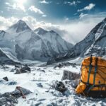 Blick auf den Mount Everest mit sichtbaren Leichen entlang des Weges, die an vergangene Expeditionen erinnern